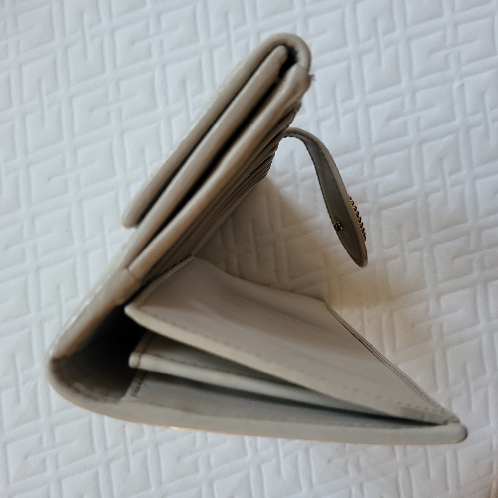 Gucci Beige GG Logo Stud Long Wallet - Picture 9 of 10